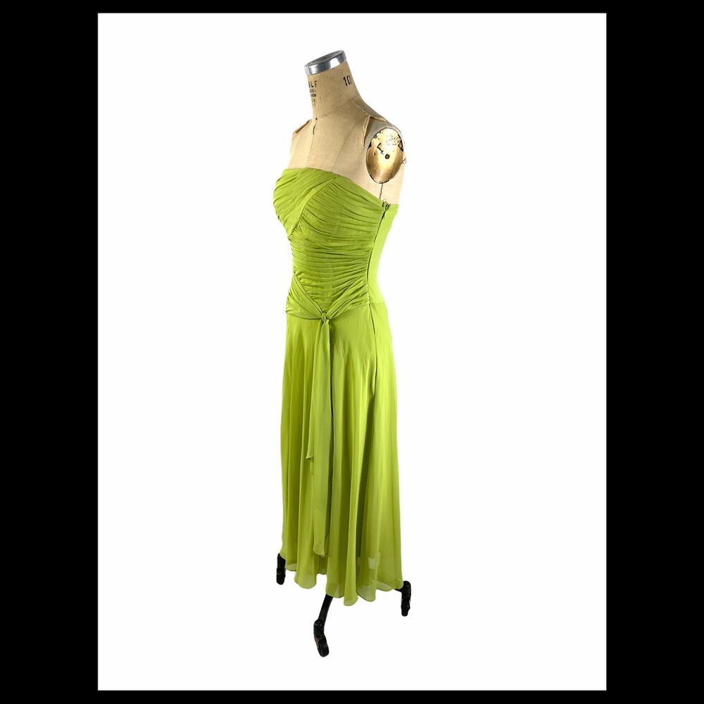 Strapless green dress with ruched bodice - Picture 2 of 6